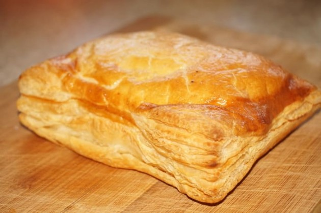 Слойка с ветчиной, сыром и соус бешамель, 110 гр.